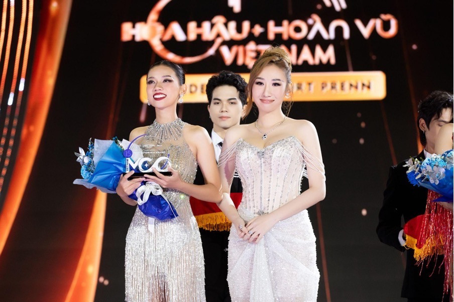 Huỳnh Như trao giải “Best Interview” tại bán kết Hoa Hậu Hoàn Vũ Việt Nam 2023 - ảnh 2
