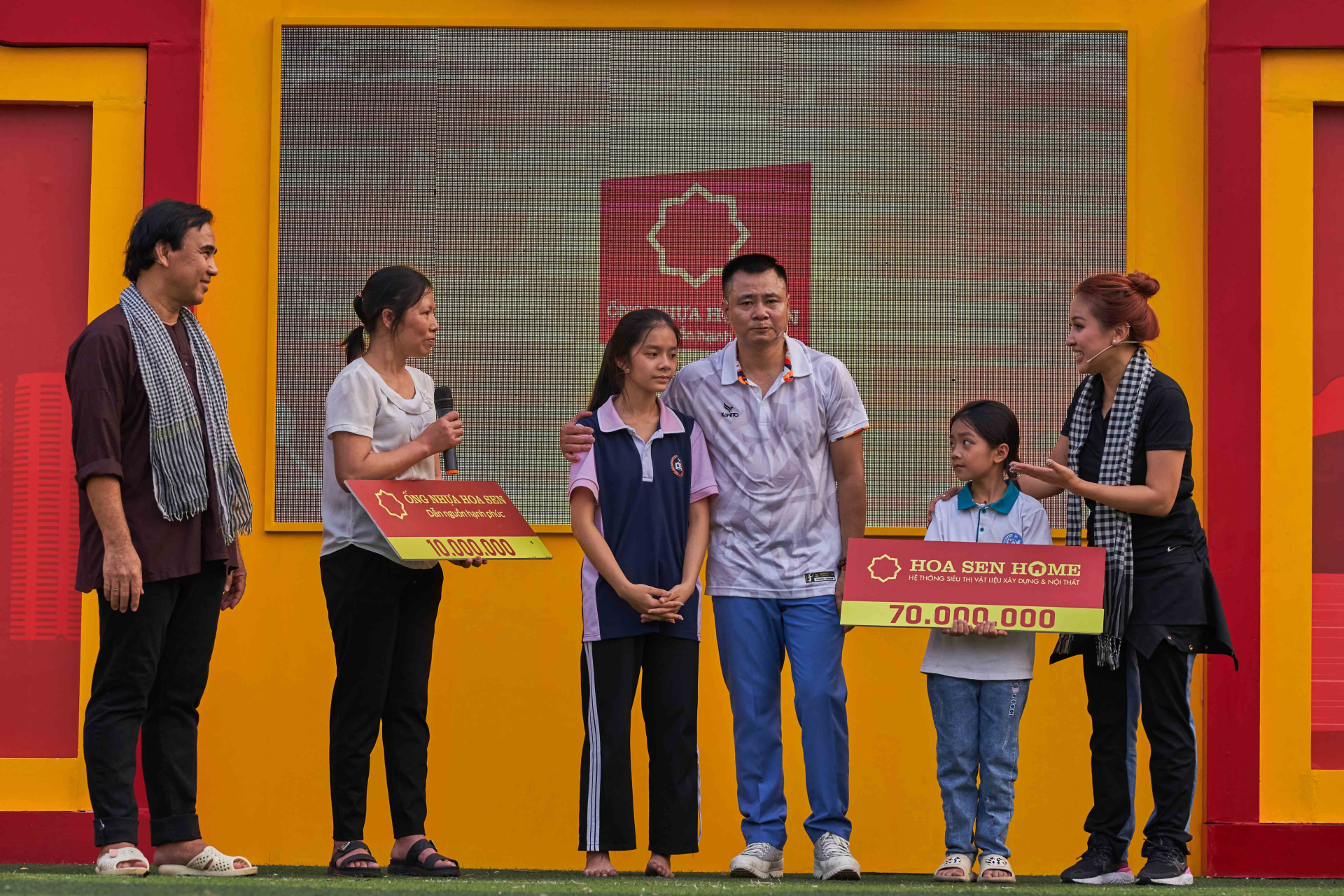 NSND Tự Long tặng tiền, MC Thanh Vân Hugo tặng quà cho trẻ em mồ côi - ảnh 3