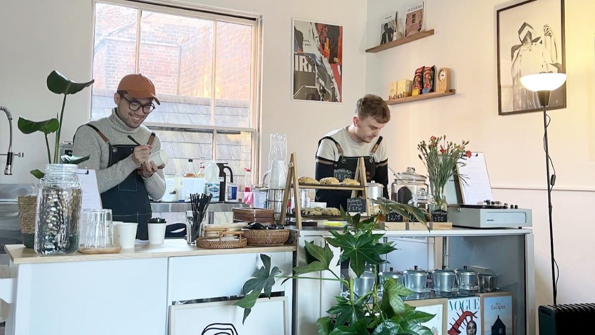 Tiệm cà phê Việt đầu tiên ở Vương Quốc Anh mang phong cách tối giản khai trương ở thành phố Birmingham  - ảnh 3