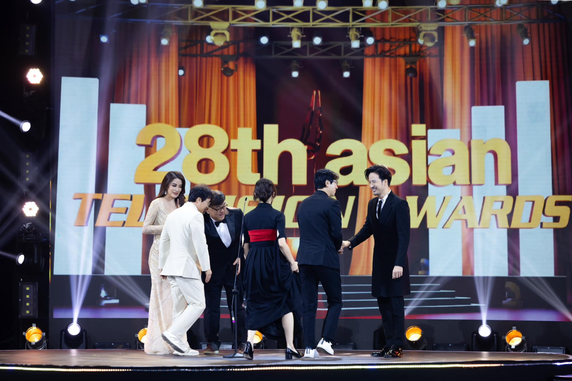 Đoàn Minh Tài sánh đôi cùng Trương Ngọc Ánh, Ngọc Thanh Tâm đại diện trao giải tại sự kiện ATA Asian Television Awards - ảnh 6