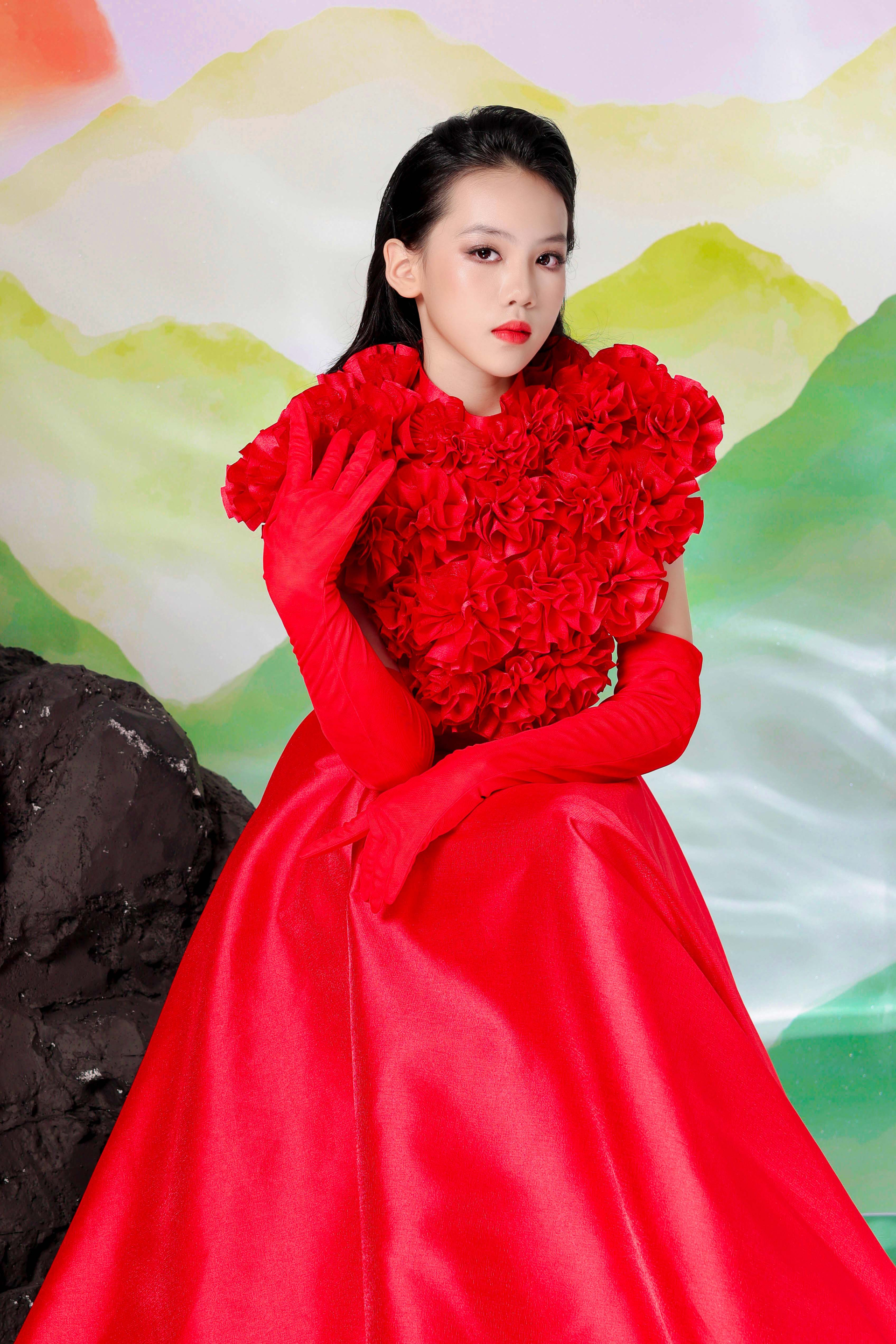 Mẫu nhí giới thiệu “vẻ đẹp non nước” tại Vietnam Kids Art Fashion Fest mùa 2 - ảnh 6