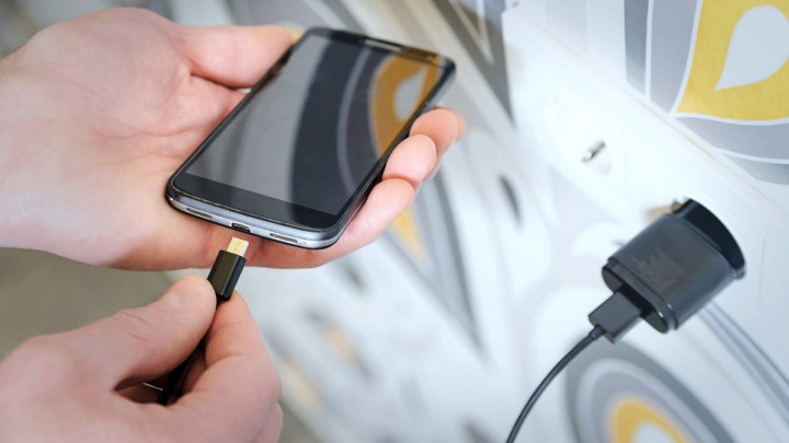 Khi sạc điện thoại nên cắm sạc vào ổ điện trước hay điện thoại trước? - ảnh 1