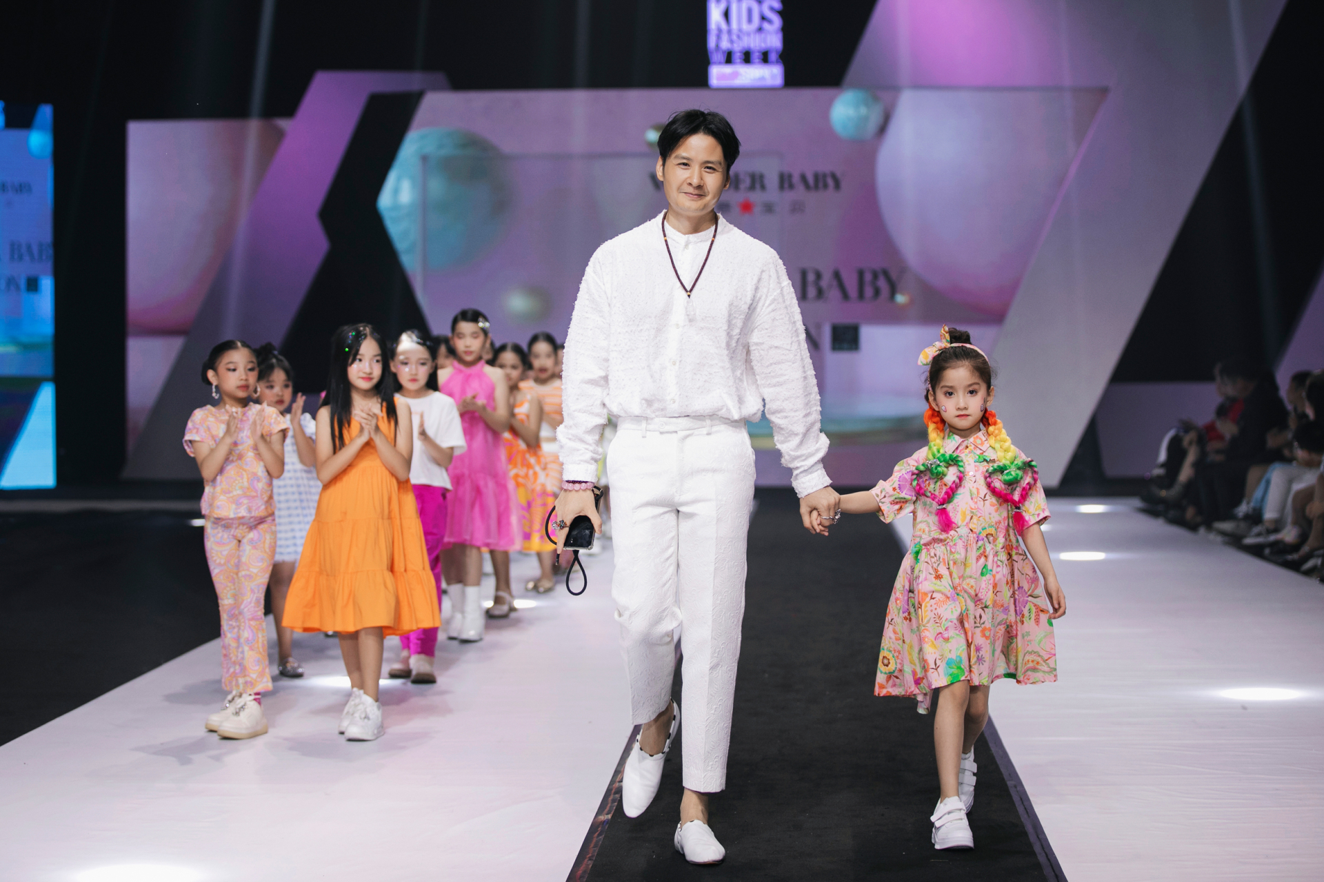Thanh Hằng, Lan Khuê, Thuý Vân nổi bật tại sàn diễn Asian Kids Fashion Week - ảnh 12