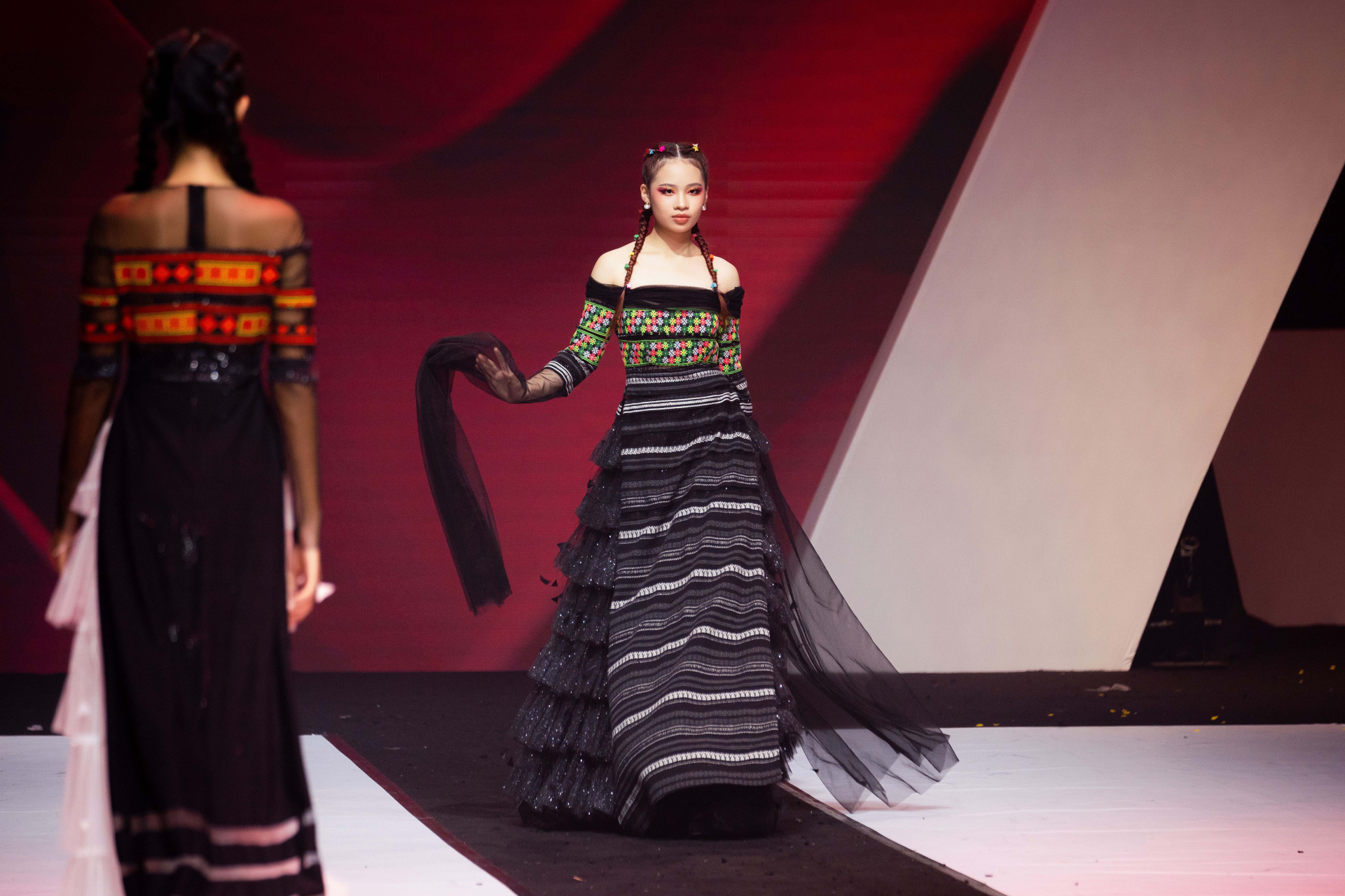 Bảo Hà diện trang phục dân tộc nặng 15kg lấy cảm hứng từ nền văn minh lúa nước Việt Nam - ảnh 6