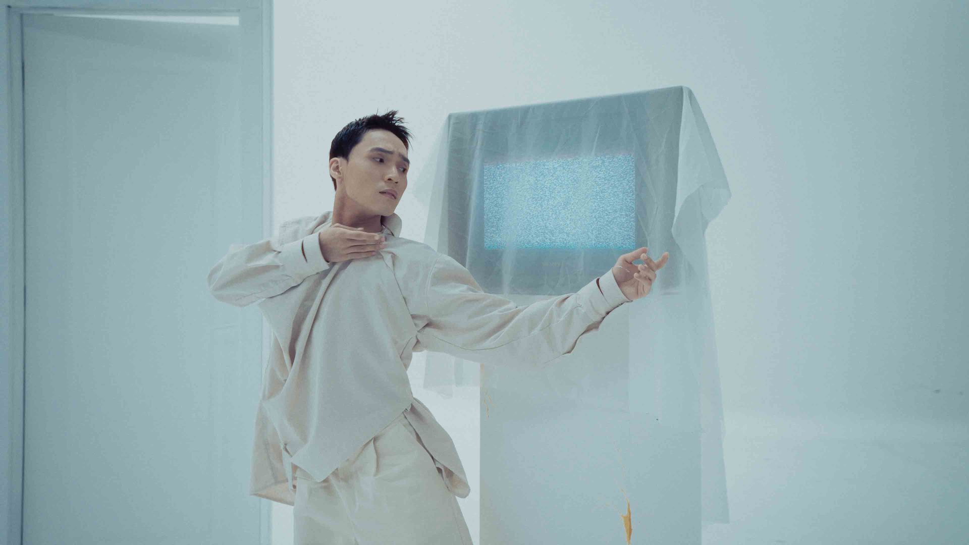 Ca sĩ Kiey tung MV đầu tiên trong album vol.3, hình ảnh đậm màu sắc “đam mỹ” - ảnh 4