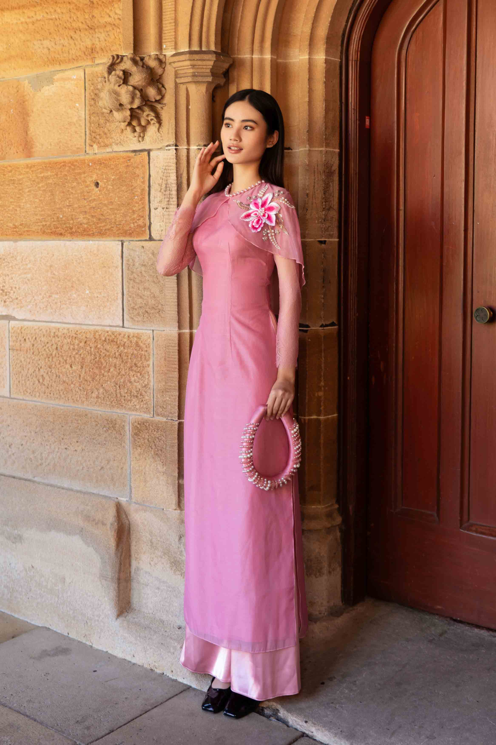 Hoa hậu Ý Nhi rạng rỡ trong tà áo dài tại Đại học Sydney - Úc - ảnh 1