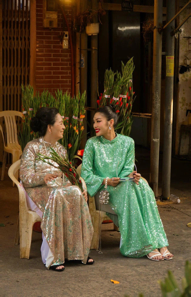 Bà nội Thảo Nhi Lê cực chất trong bộ ảnh Tết chụp cùng cháu gái là Á hậu - ảnh 2