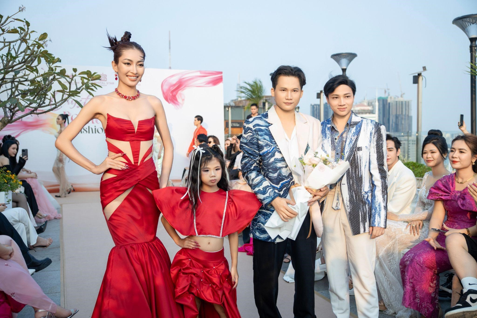 Nam Anh hát ca khúc “Gái Nhà Lành' mở màn show thời trang - ảnh 4