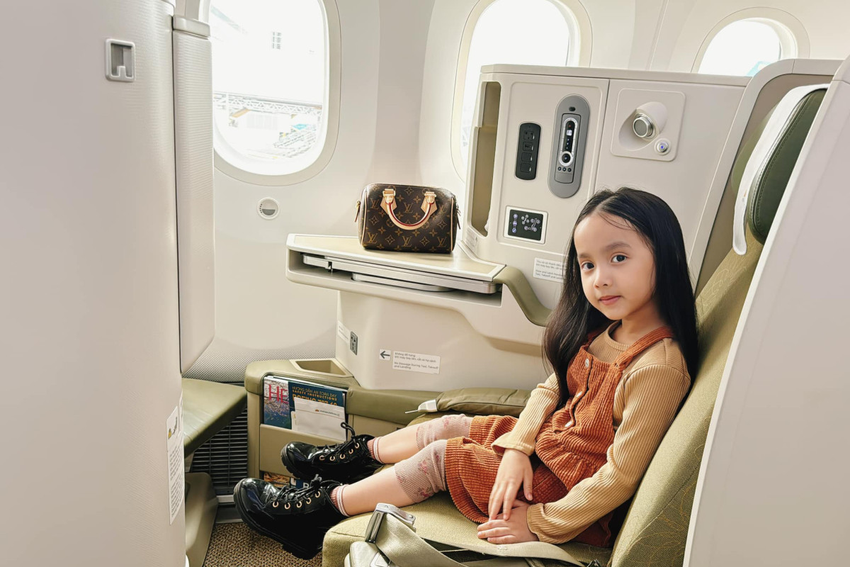 Con gái Đỗ Mạnh Cường được bố chi hơn 300 triệu sắm đồ hiệu, thường xuyên ngồi máy bay hạng thương gia đi công tác - ảnh 4