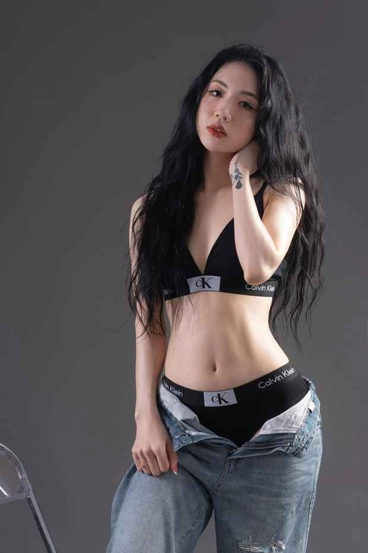 Nữ cầu thủ tuyển Việt Nam đánh dấu năm 2024 bằng bộ ảnh bikini - ảnh 1