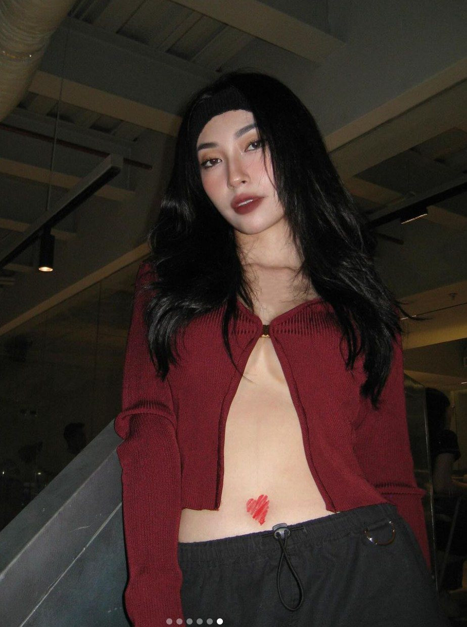 Khổng Tú Quỳnh gây choáng khi đụng hàng Hoa hậu Lương Thùy Linh với chiếc áo 1 khuy  'chưa chạm đã rơi' - ảnh 3