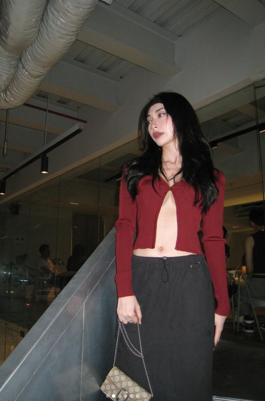 Khổng Tú Quỳnh gây choáng khi đụng hàng Hoa hậu Lương Thùy Linh với chiếc áo 1 khuy  'chưa chạm đã rơi' - ảnh 1