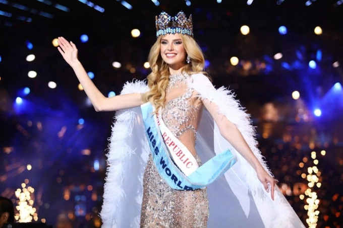 Tân Miss World từng công khai bạn trai 5 năm, nay đăng quang đã chia tay vội - ảnh 1