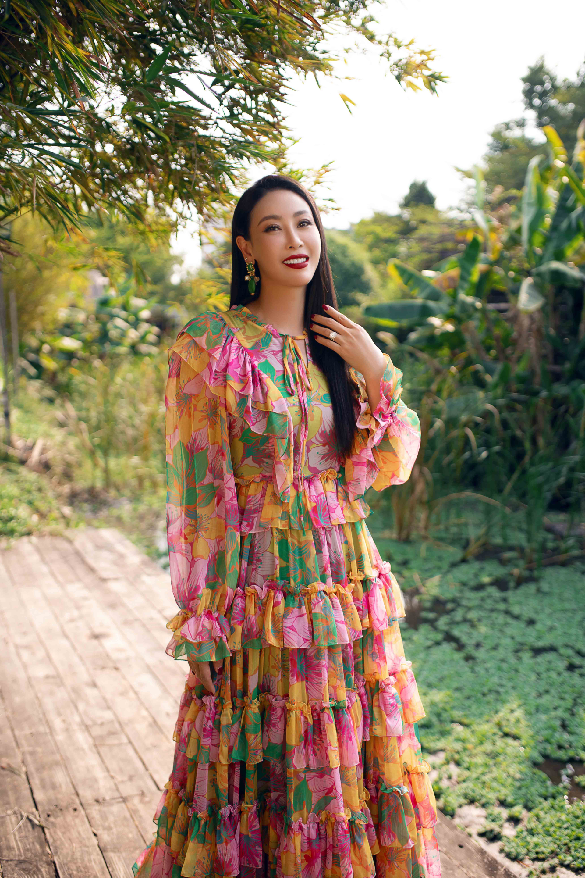Hoa hậu Hà Kiều Anh khoe sắc trong 5 thiết kế cùng họa tiết Xuân hè - ảnh 4