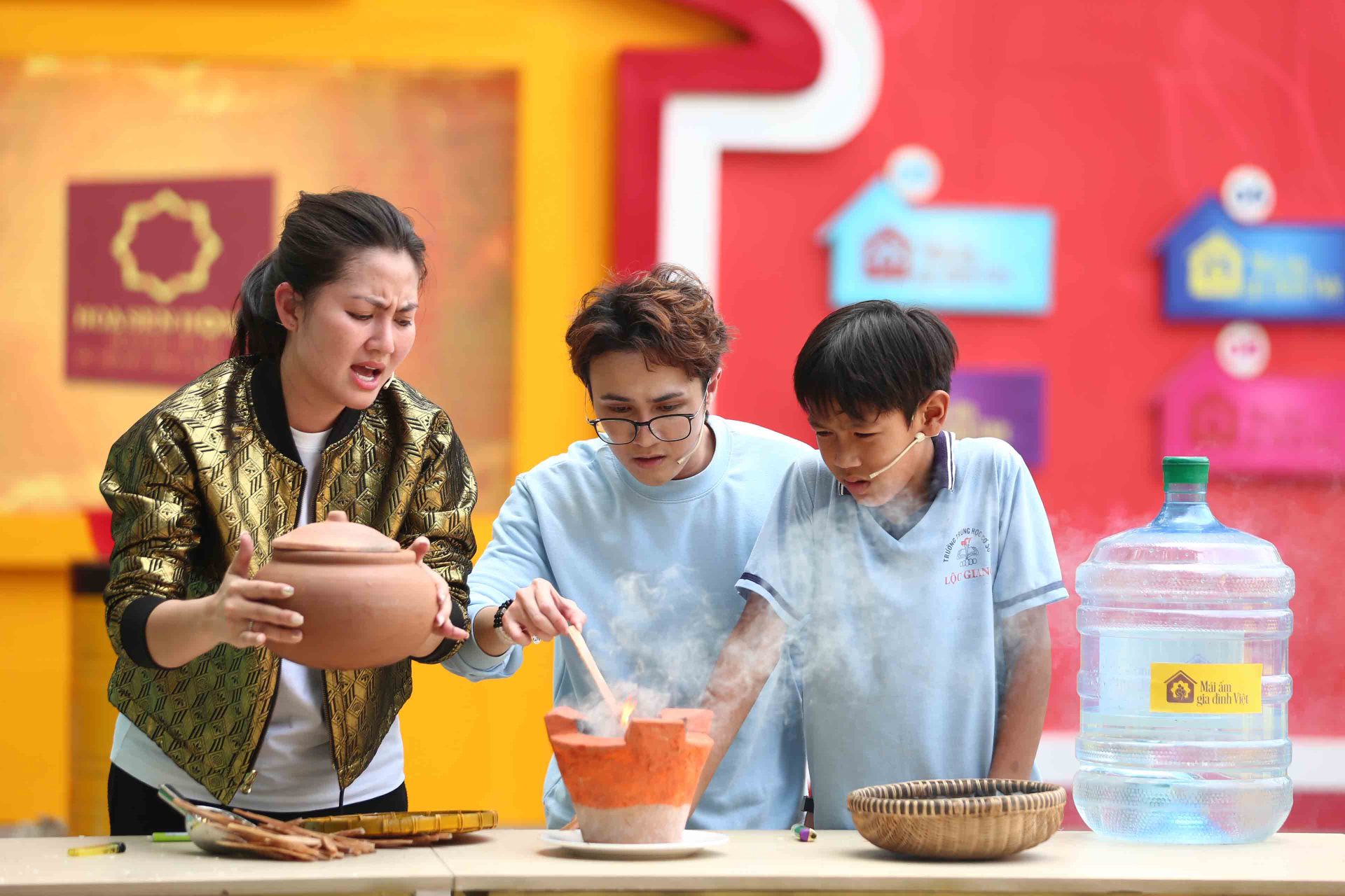 Hai diễn viên Ngọc Lan và Huỳnh Lập lo lắng khi không thể kéo được lửa trong trò chơi dân gian “nấu cơm”.