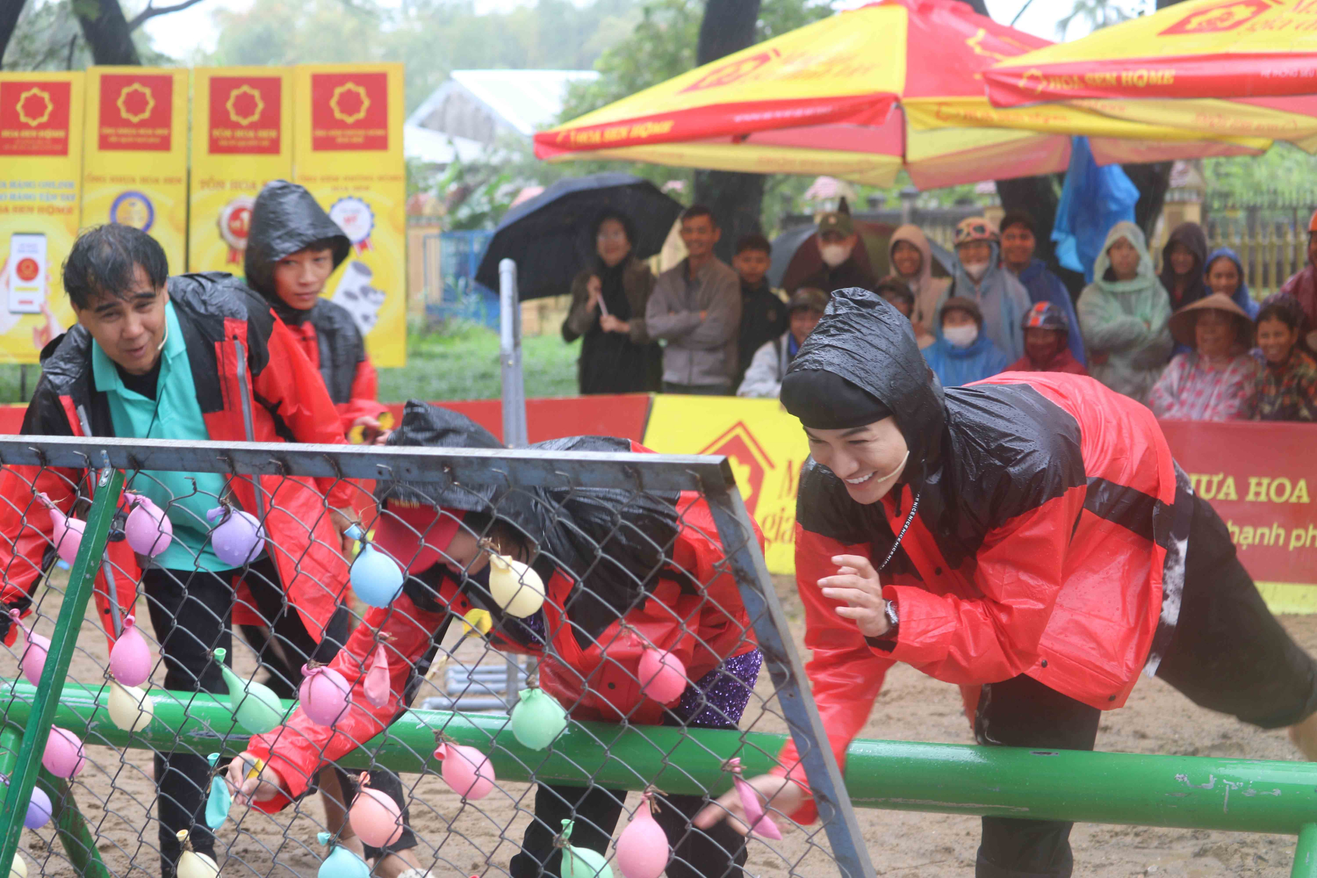 NSND Thanh Lam dầm mưa, nổ lực hết mình cùng Ali Hoàng Dương chiến thắng thử thách để đạt giải thưởng cho trẻ em nghèo - ảnh 3