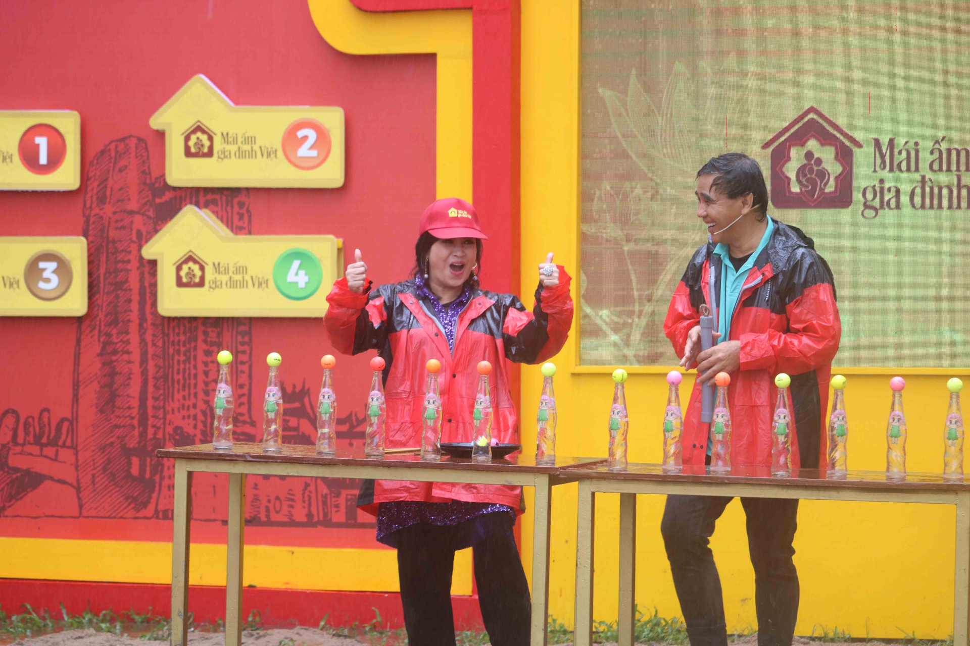 NSND Thanh Lam dầm mưa, nổ lực hết mình cùng Ali Hoàng Dương chiến thắng thử thách để đạt giải thưởng cho trẻ em nghèo - ảnh 1