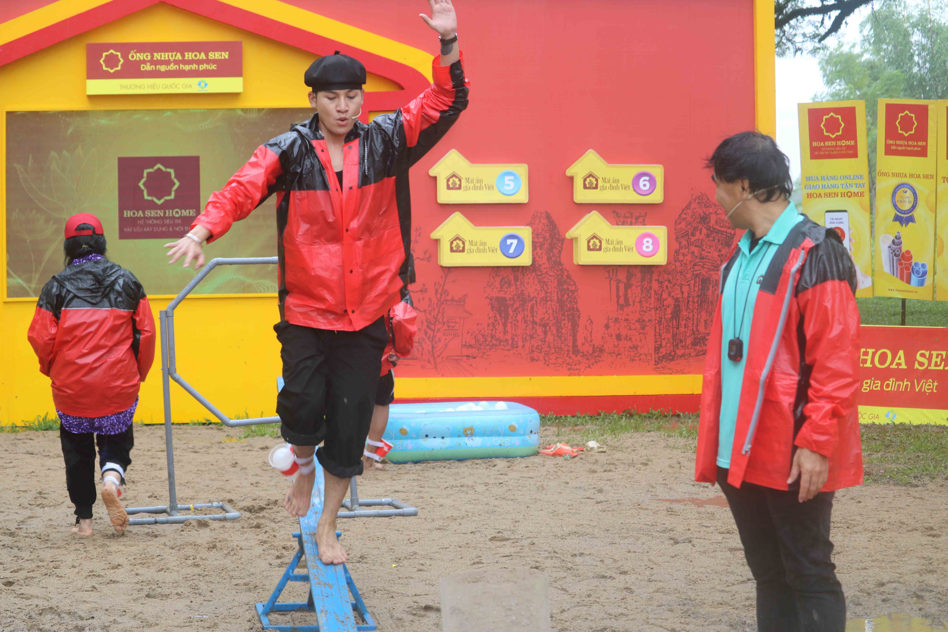 NSND Thanh Lam dầm mưa, nổ lực hết mình cùng Ali Hoàng Dương chiến thắng thử thách để đạt giải thưởng cho trẻ em nghèo - ảnh 2