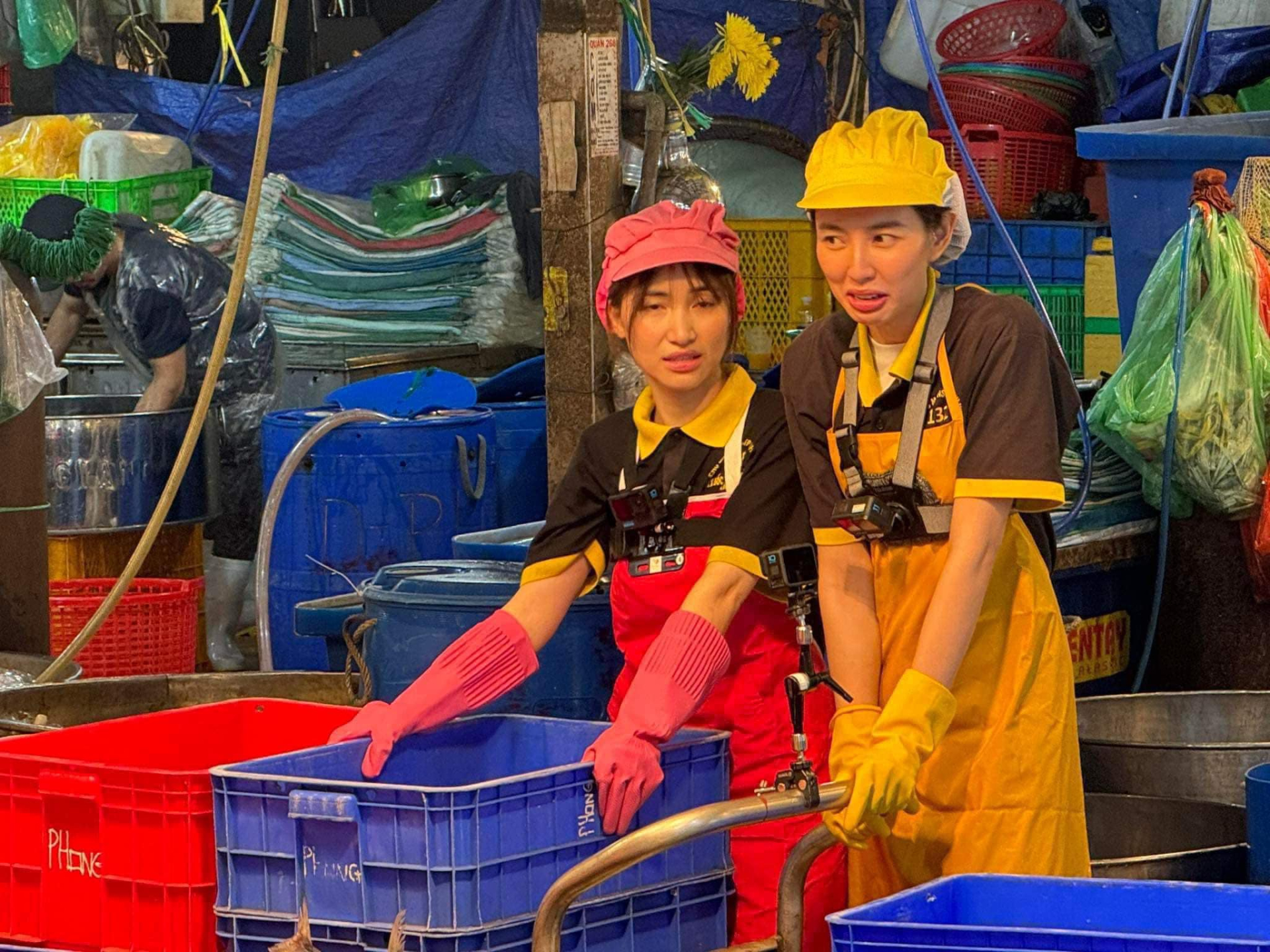 Hoa hậu Thùy Tiên rủ Hòa Minzy bán cá ở chợ Bình Điền - ảnh 4
