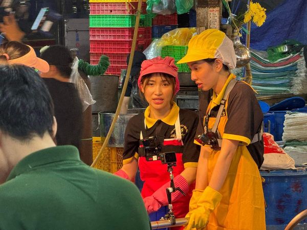Hoa hậu Thùy Tiên rủ Hòa Minzy bán cá ở chợ Bình Điền - ảnh 1