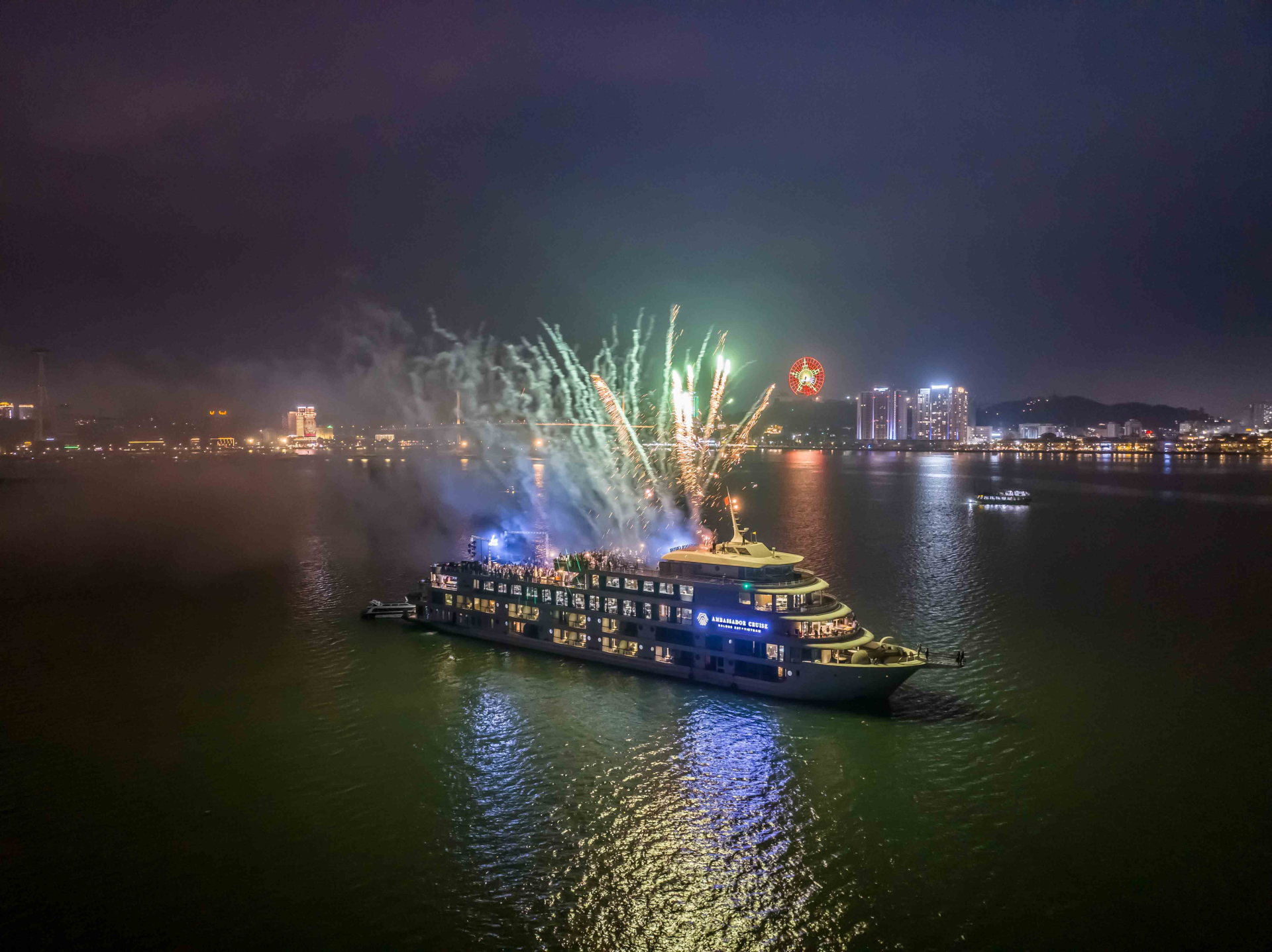 Bắn pháo hoa trên du thuyền: Điểm sáng mới cho du lịch Hạ Long hè 2024 - ảnh 1