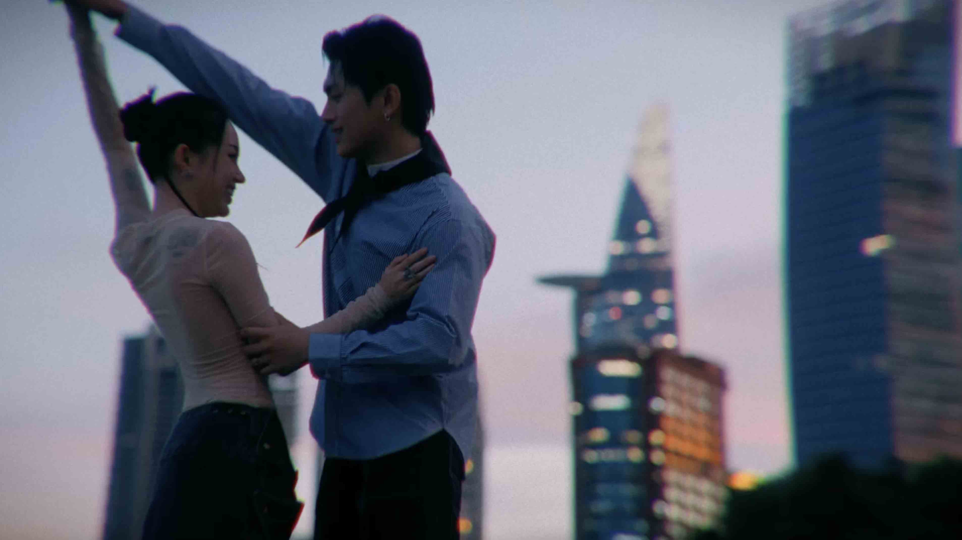 GREY D và Linh Ngọc Đàm nhá hàng loạt cảnh “nóng” trong Teaser MV ‘nhạt-fine’ - ảnh 2