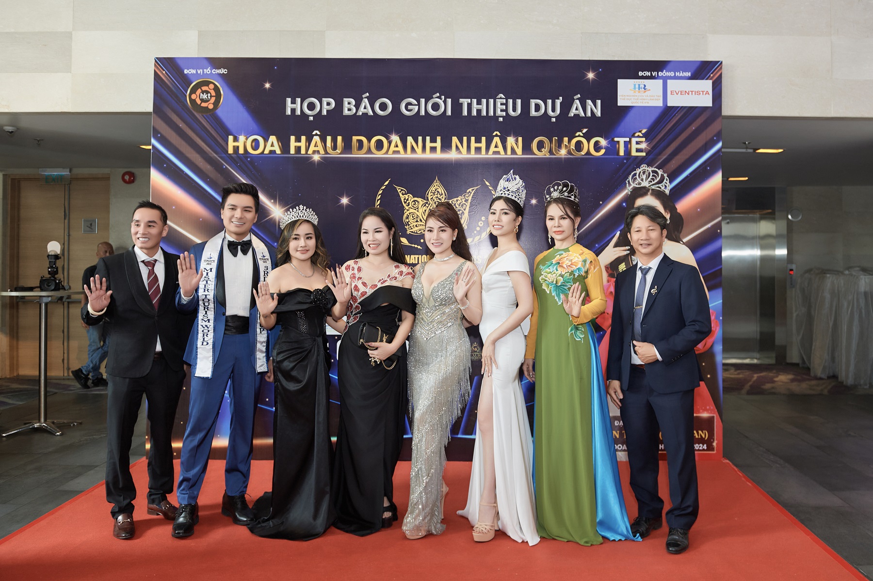 Hoa hậu Nga 2017 gây ấn tượng khi mặc áo dài truyền thống, lựa chọn Hoa hậu Doanh nhân quốc tế - ảnh 4