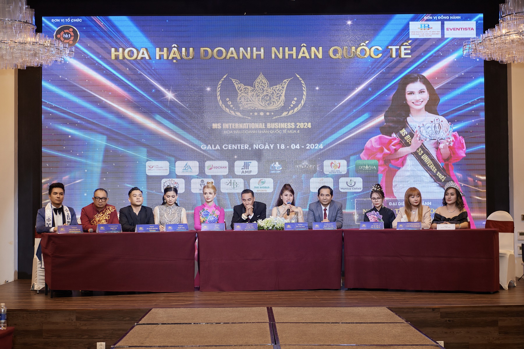 Hoa hậu Nga 2017 gây ấn tượng khi mặc áo dài truyền thống, lựa chọn Hoa hậu Doanh nhân quốc tế - ảnh 1
