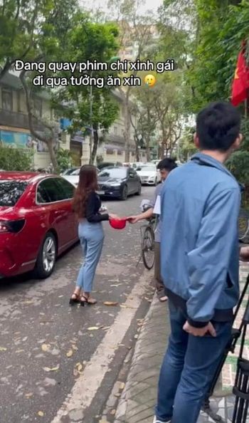 Nam diễn viên Việt nổi tiếng bị bắt gặp đi xin ăn trên phố, phản ứng người đi đường gây chú ý - ảnh 3