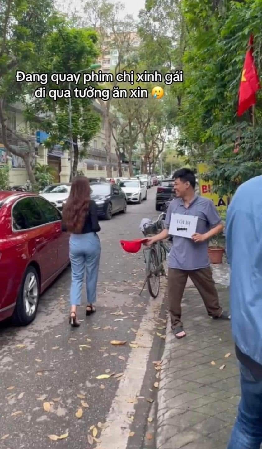 Nam diễn viên Việt nổi tiếng bị bắt gặp đi xin ăn trên phố, phản ứng người đi đường gây chú ý - ảnh 2