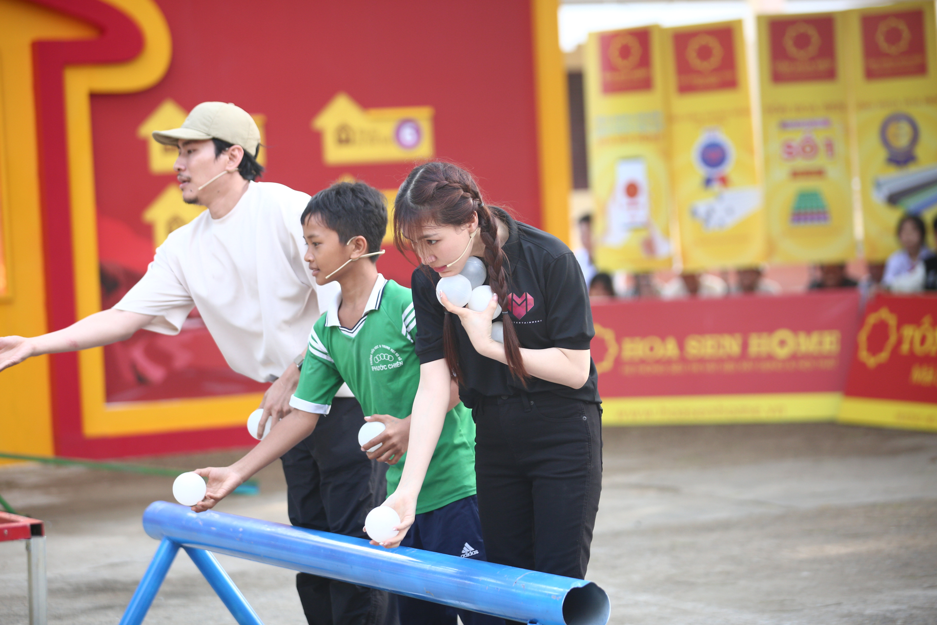 Diễn viên Kiều Minh Tuấn và ca sĩ Hòa Minzy góp sức mang về giải thưởng 95 triệu cho trẻ em mồ côi - ảnh 2