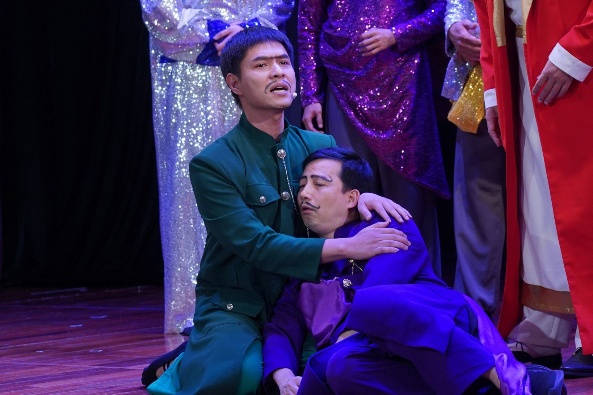 Phó giám đốc Nhà hát Kịch Việt Nam gây sốt khi  đóng vai hoàng đế 'không mặc gì' - ảnh 4