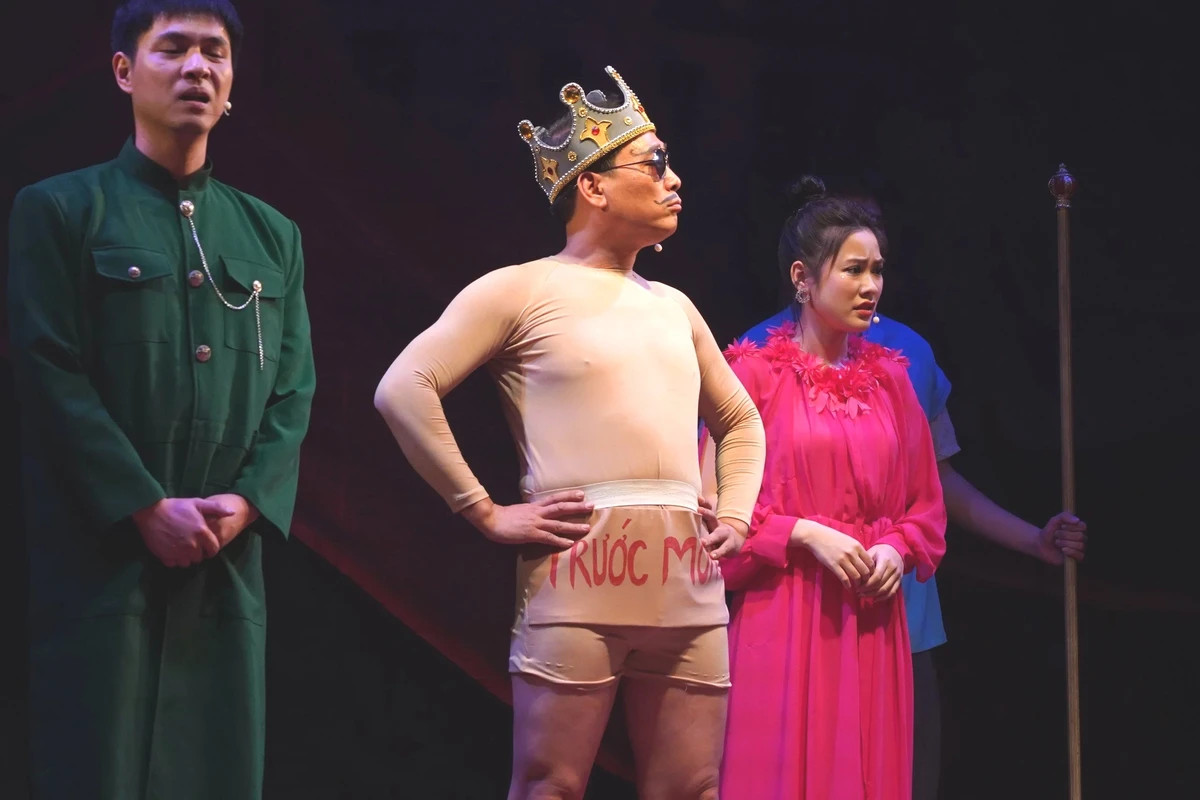 Phó giám đốc Nhà hát Kịch Việt Nam gây sốt khi  đóng vai hoàng đế 'không mặc gì' - ảnh 1