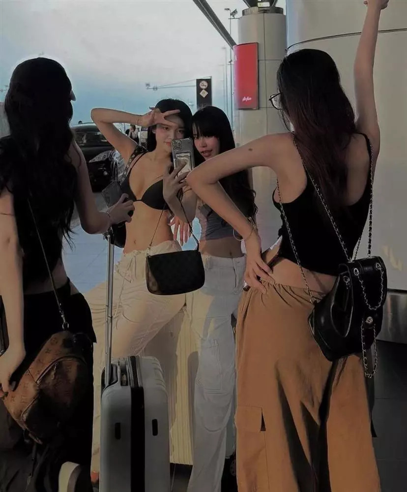 Nhóm 4 cô gái mặc theo xu hướng 'whale tail' gây chú ý ở sân bay - ảnh 1