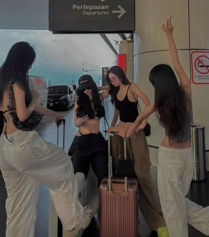 Nhóm 4 cô gái mặc theo xu hướng 'whale tail' gây chú ý ở sân bay - ảnh 2