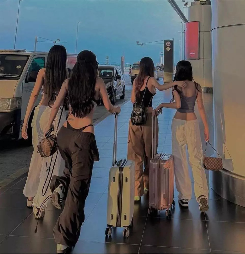 Nhóm 4 cô gái mặc theo xu hướng 'whale tail' gây chú ý ở sân bay - ảnh 3