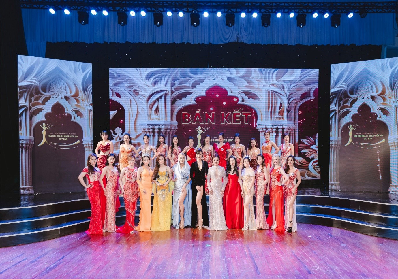 Gi ám khảo, dàn thí sinh Hoa hậu Doanh nhân Quốc gia tại đêm bán kết