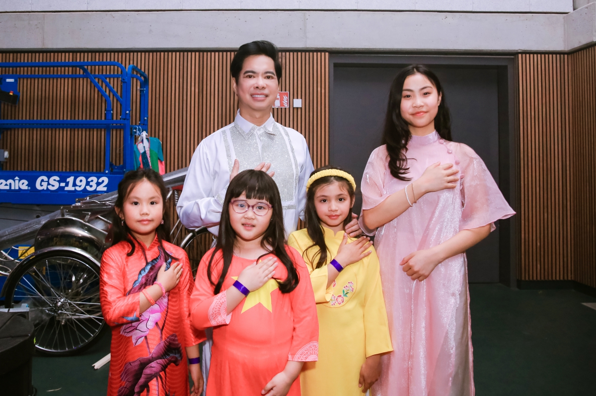 Liveshow Ngọc Sơn - Ngọc Thảo tại Đức kéo dài suốt 6 tiếng đồng hồ  - ảnh 3