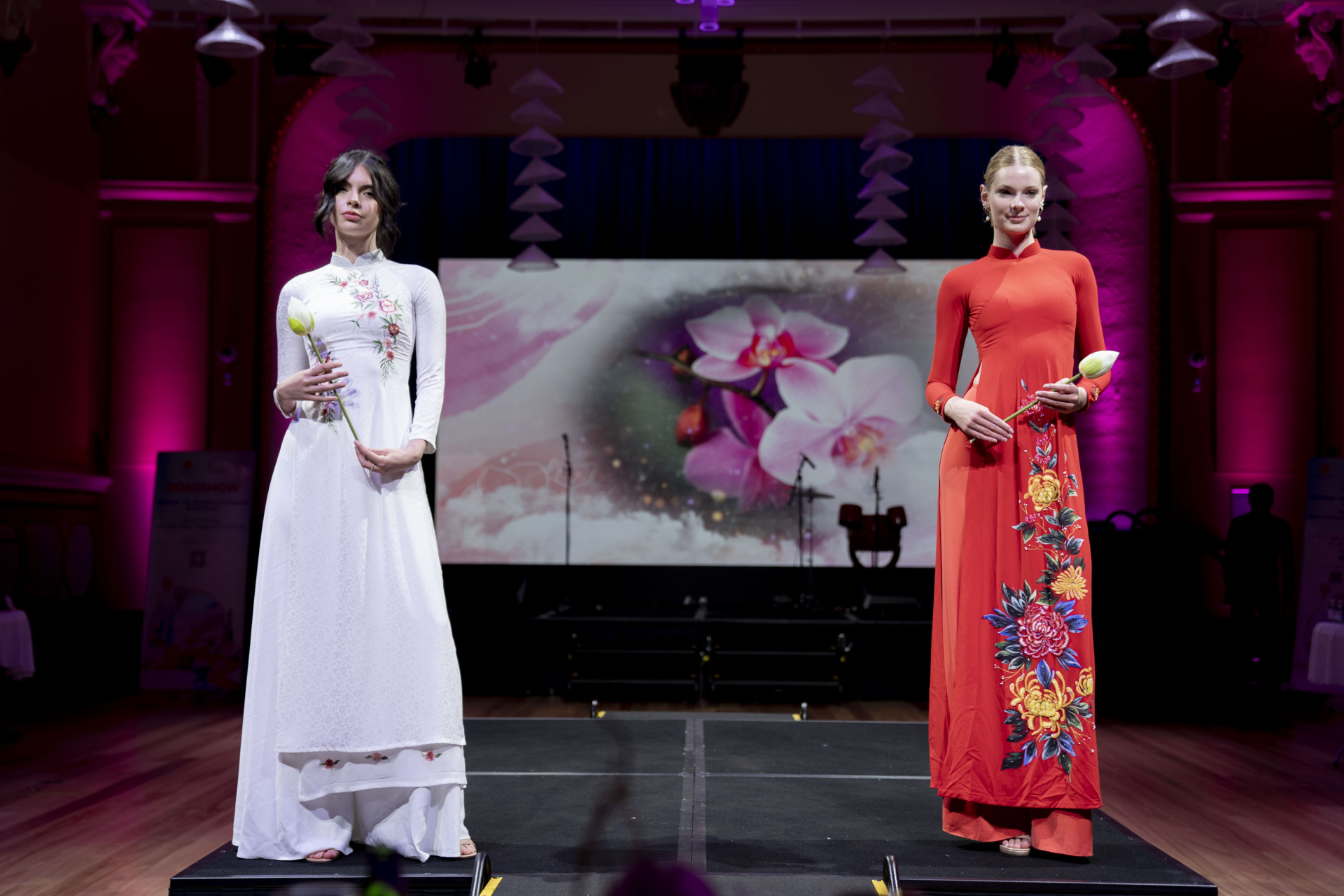 Ngọc Châu, Xuân Hạnh cùng Miss World Australia 2019 trình diễn áo dài của NTK Trần Phương Hoa tại Úc - ảnh 6