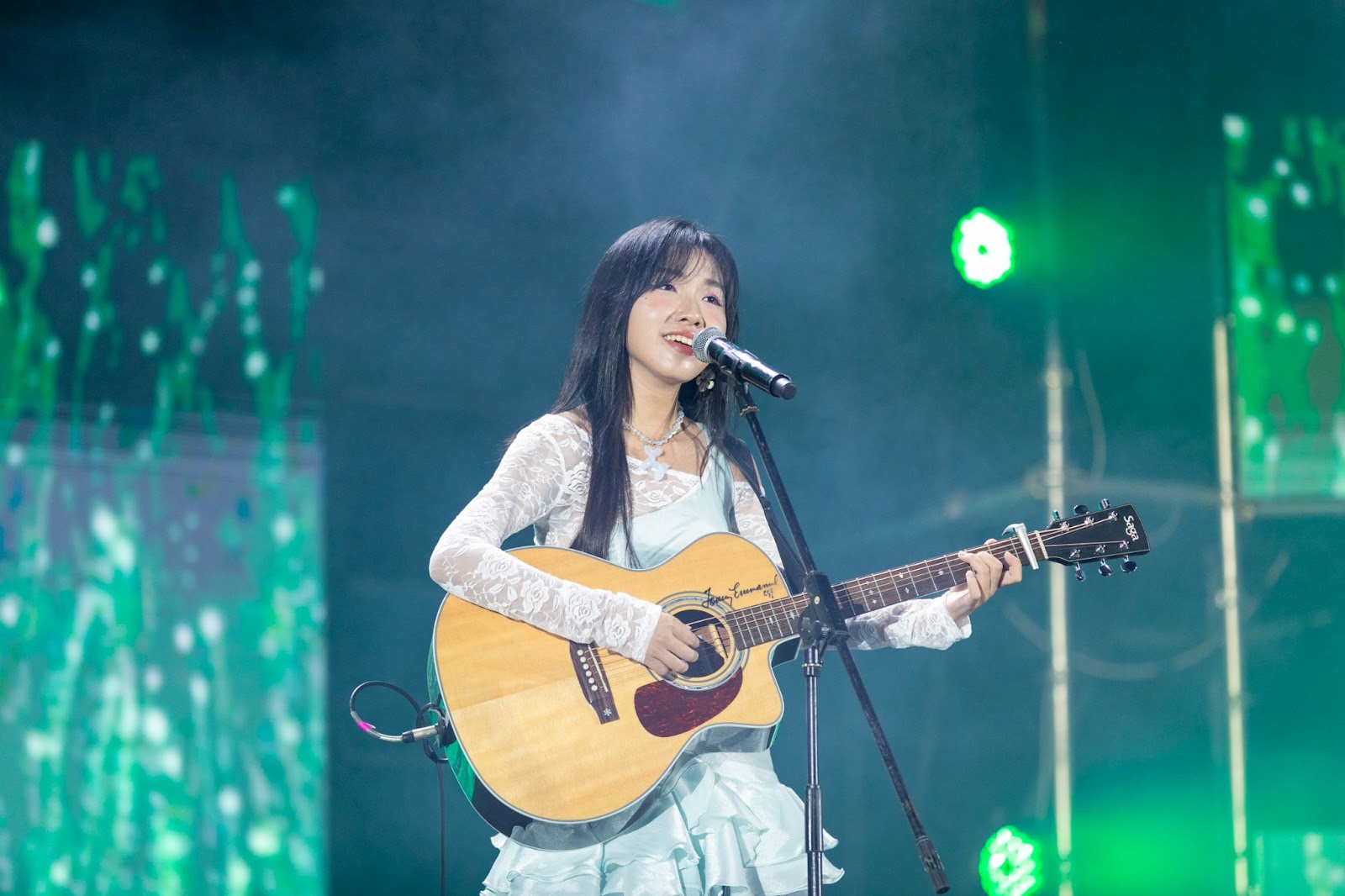 Trang Pháp mang trăn lên sân khấu, Chi Pu lần đầu hát ca khúc mới  trước 40.000 sinh viên - ảnh 7