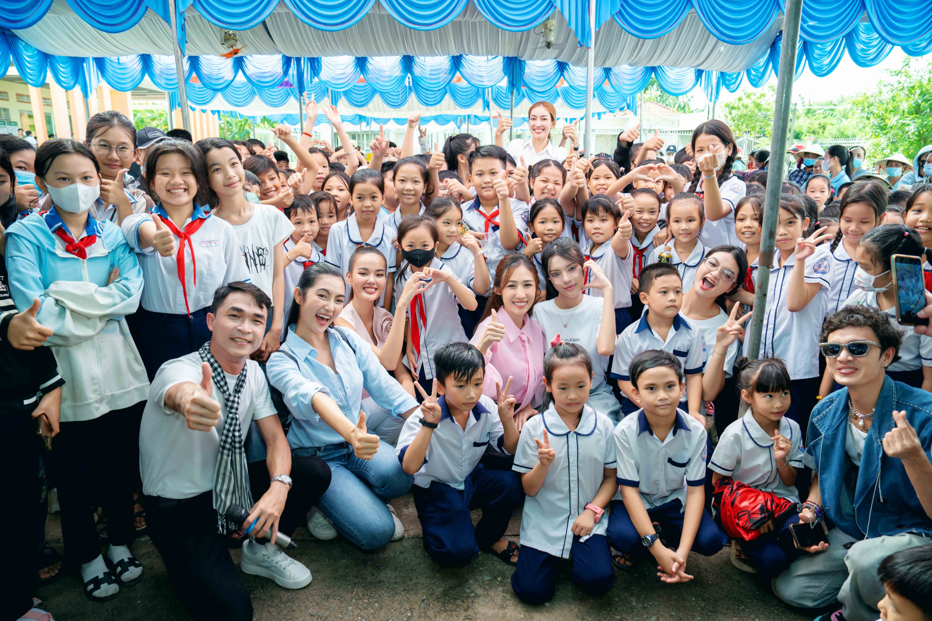 'Chị đẹp' Đoan Trang hẹn hò 'Anh tài' Phạm Khánh Hưng mang Tết Thiếu Nhi đến Long An - ảnh 1