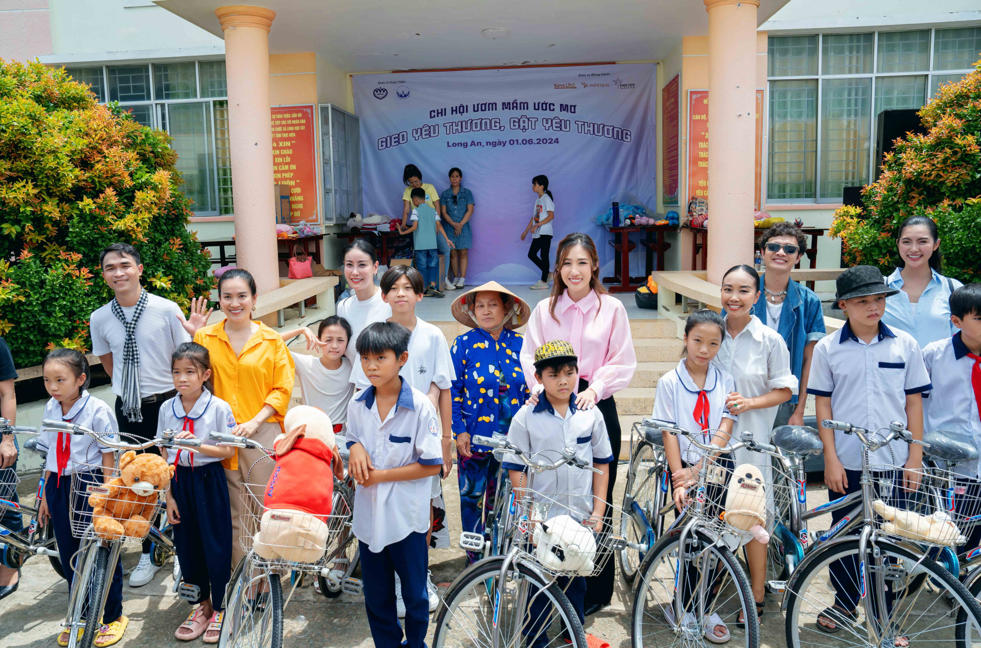 'Chị đẹp' Đoan Trang hẹn hò 'Anh tài' Phạm Khánh Hưng mang Tết Thiếu Nhi đến Long An - ảnh 2