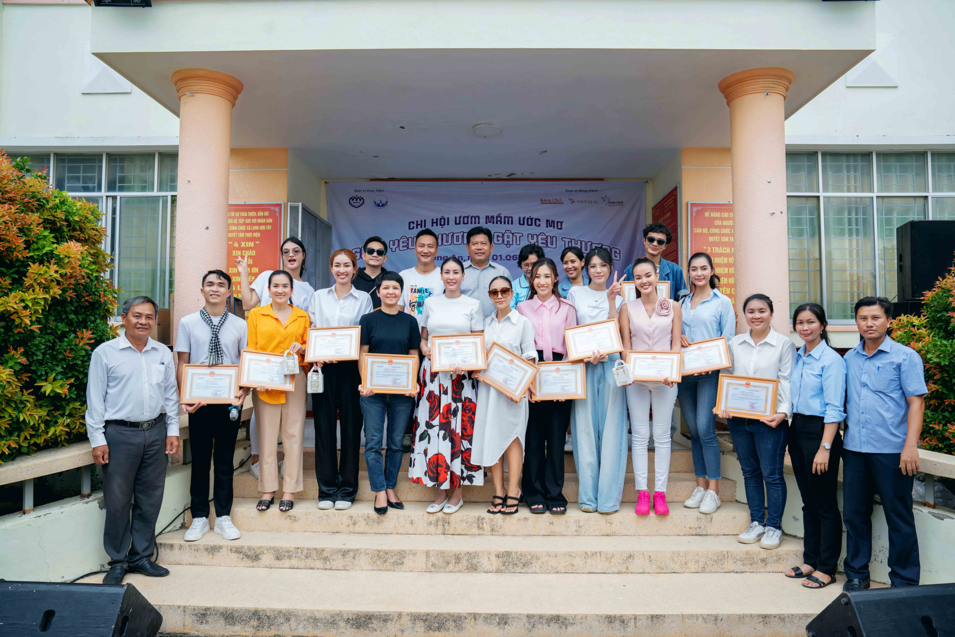 'Chị đẹp' Đoan Trang hẹn hò 'Anh tài' Phạm Khánh Hưng mang Tết Thiếu Nhi đến Long An - ảnh 5