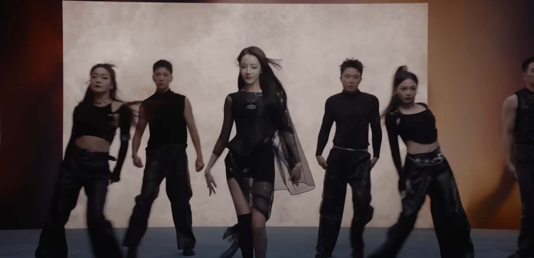 Địch Lệ Nhiệt Ba khoe vũ đạo trong MV mới