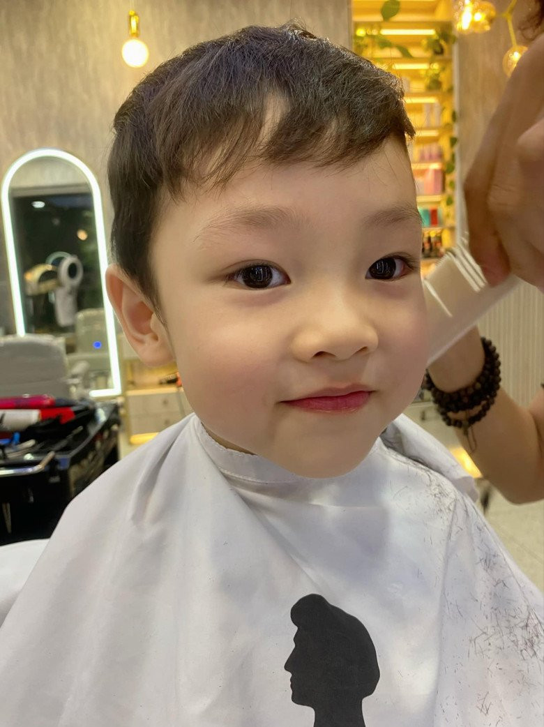 Con trai Phan Đinh Tùng cũng hào hứng cắt kiểu tóc giống bố
