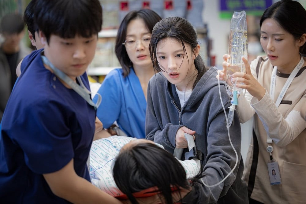 Ngoại truyện Hospital Playlist có Go Yoon Jung bị hoãn phát hành - ảnh 1