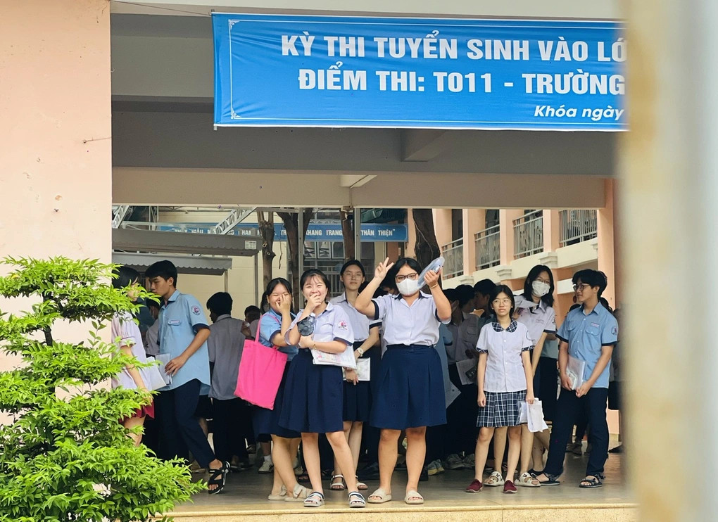 Nữ sinh trót lộ điện thoại giấu trong váy khi… đứng lên xin thêm giấy thi lớp 10 môn Toán - ảnh 2