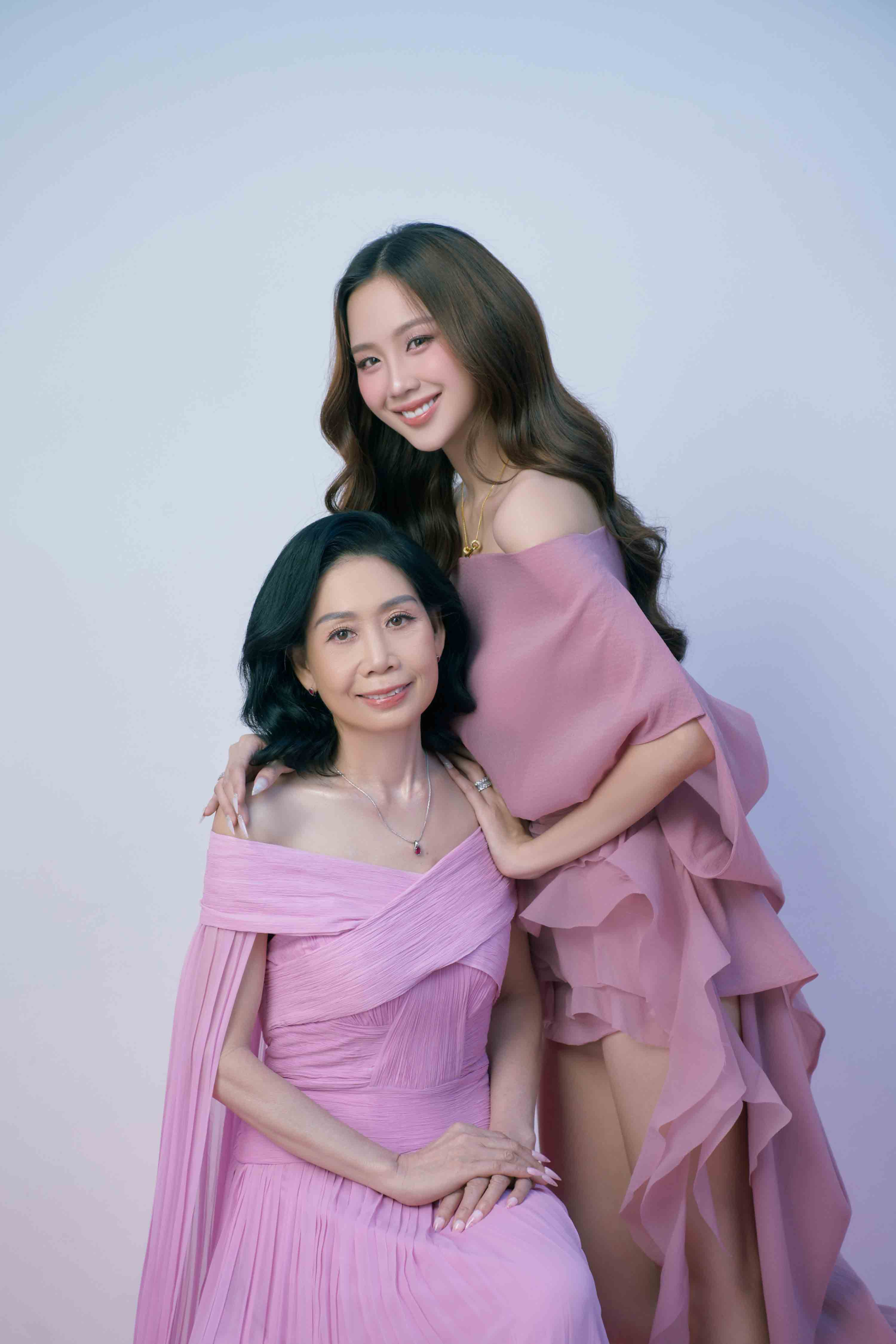 Hoa hậu Bảo Ngọc khoe sắc cùng mẹ trong bộ ảnh đón tuổi 23 - ảnh 1