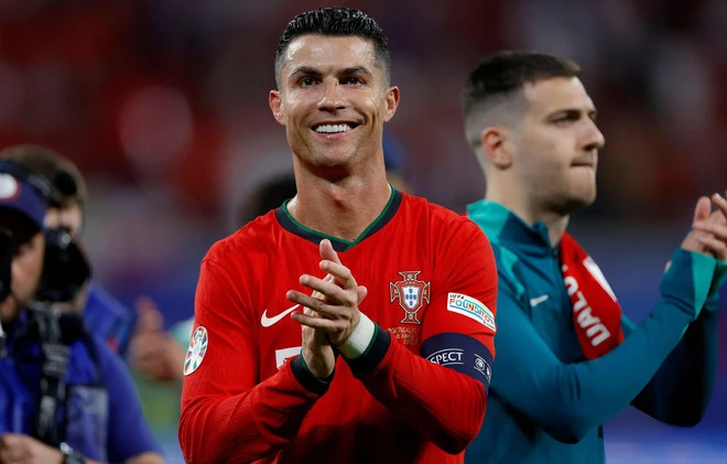 Ronaldo bị chỉ trích diễn trò lố khi ăn mừng chế nhạo thủ môn CH Séc - ảnh 3