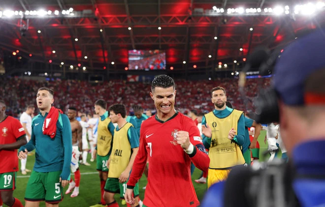 Ronaldo bị chỉ trích diễn trò lố khi ăn mừng chế nhạo thủ môn CH Séc - ảnh 1